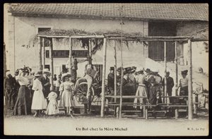 Carte postale représentant une danse chez Mère Michels, Le Puy, vers 1900 - French Photographer